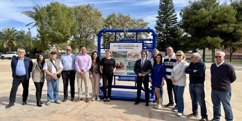 Albatera ha inaugurado la exposición al aire libre “Mancomunidad de los Canales del Taibilla: 100 años abasteciendo de agua y progreso”, que permanecerá instalada en el Parque Unión Musical La Aurora hasta el próximo 20 de abril