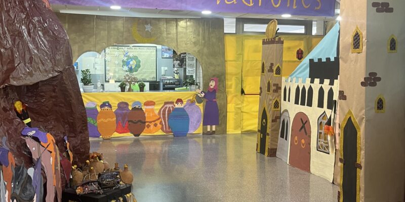 El Colegio Público de la pedanía oriolana de Hurchillo inicia las Jornadas de Literatura Infantil "Un mundo de Cuentos" que se celebrarán hasta el 11 de abril alcanzando 33 años en los que el centro dibuja magia en el mundo de la literatura infantil