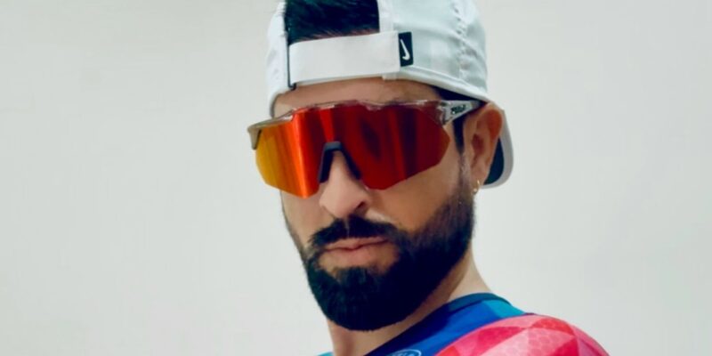 El atleta oriolano Juanmi López realiza un reto de 24 horas corriendo por el autismo, organizado por la Red de Centros Creativos e Innovadores y el Colegio de Hurchillo. El reto comienza a las 10:00 horas de este sábado 26 de abril