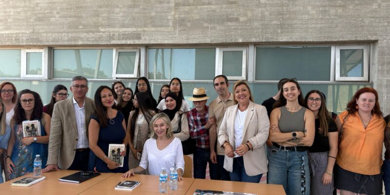 El Club de Lectura del IES Rafal se clausura con un coloquio junto a la escritora Susana Fortes