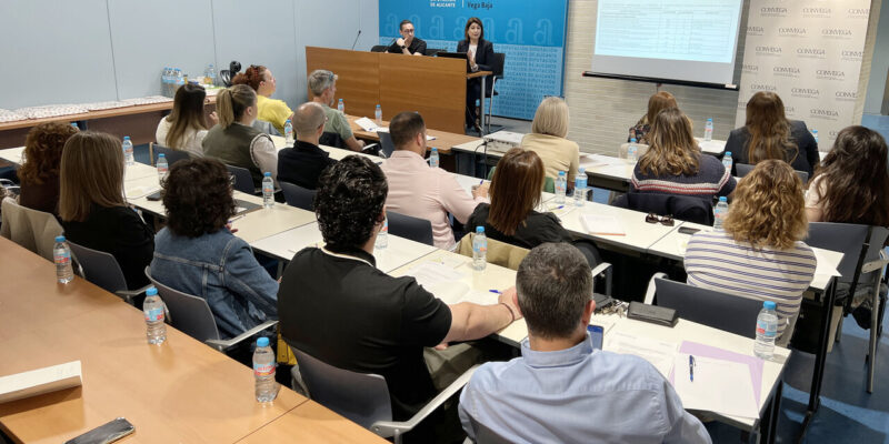 El Consorcio para el Desarrollo Económico de la Vega Baja del Segura (Convega) ha mantenido una reunión de trabajo con más de una veintena de Agentes de Empleo y Desarrollo Local (AEDL) de la comarca