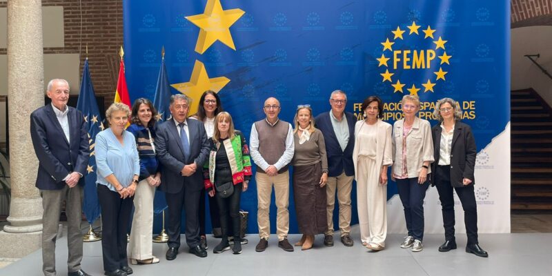 Almoradí defiende la figura del defensor local en un encuentro en Madrid