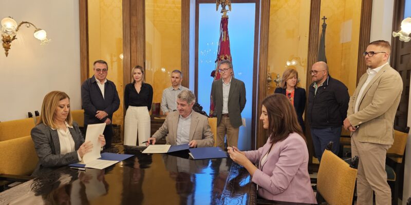 Orihuela firma un convenio con GEONET para implantar la plataforma GEOGIS
