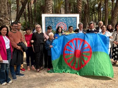 La Concejalía de Bienestar Social de Orihuela rinde homenaje al pueblo gitano con la inauguración de un monumento conmemorativo elaborado por el Centro Ocupacional Oriol y ubicado a la entrada del barrio de San Antón