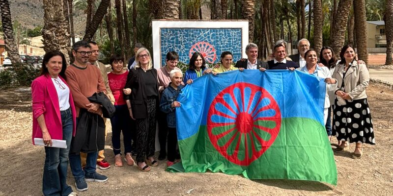 La Concejalía de Bienestar Social de Orihuela rinde homenaje al pueblo gitano con la inauguración de un monumento conmemorativo elaborado por el Centro Ocupacional Oriol y ubicado a la entrada del barrio de San Antón
