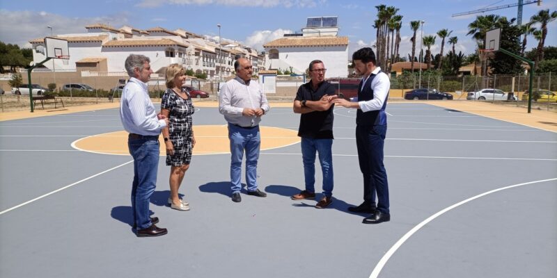El Ayuntamiento de Orihuela, a través de su Concejalía de Deportes, ha acometido recientemente diversas actuaciones de mejora en cinco espacios deportivos del municipio, entre las que destacan las reformas llevadas a cabo en las pistas de Orihuela Costa (Calle Aben Humeya), Arneva y Correntías.