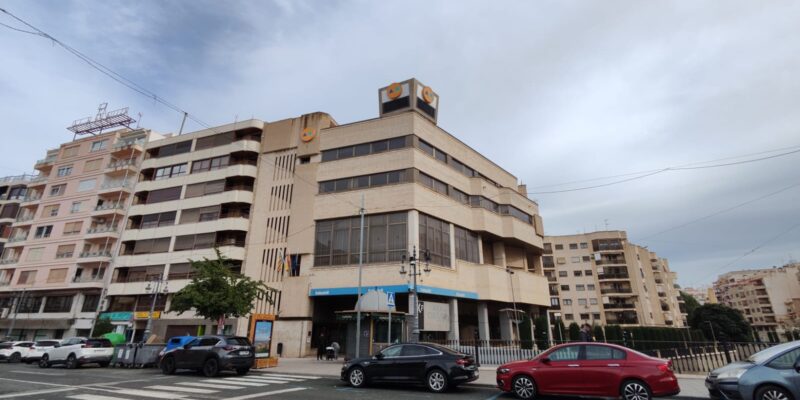 Orihuela impulsa la adquisición del edificio CAM que pasará a ser de titularidad municipal