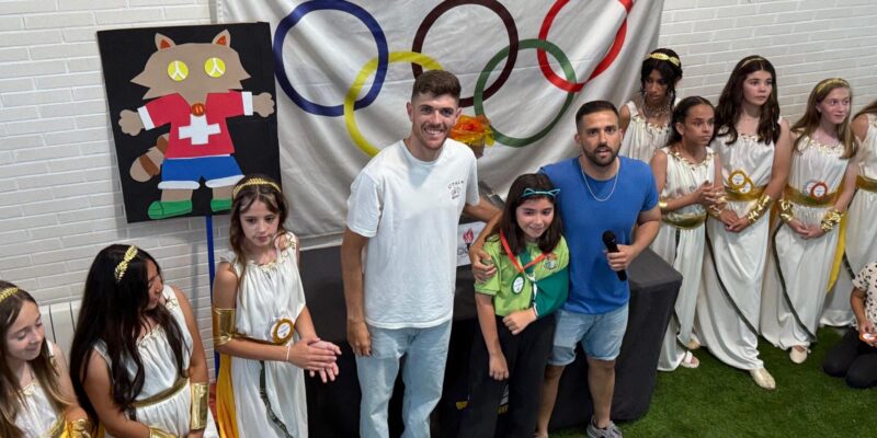 El deportista Esteban Ortuño clausura la Olimpiada Escolar del Colegio Público de Hurchillo