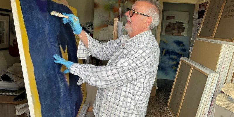 El pintor Antonio Ballestar dona parte de su obra a la UNED de Torrevieja