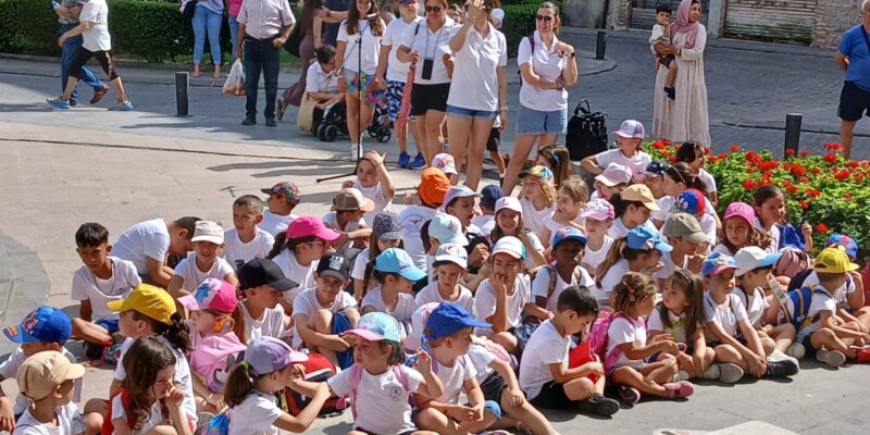 El Colegio Público de la pedanía oriolana de Hurchillo ha concluido su proyecto del "Camino del Cid" con una canción y con la última etapa de la ruta realizada por todo el colegio
