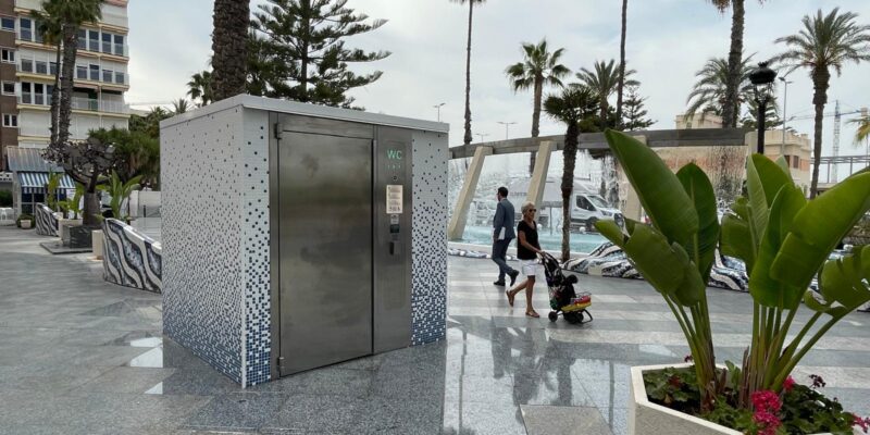 Entran en fucionamiento los cinco aseos de uso público en Torrevieja, ubicados en la Plaza Waldo Calero, el Paseo Juan Aparicio (plaza de Arturo Gómez), playa de El Cura, el Parque Doña Perfecta Rodríguez (La Mata) y la Plaza de Encarnación Puchol (La Mata)