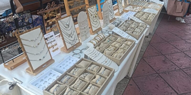 El mercadillo del Paseo de Aguamarina en Orihuela Costa está teniendo una gran acogida