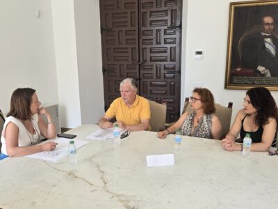 La concejala de Sanidad del Ayuntamiento de Orihuela, Irene Celdrán, ha mantenido una reunión de trabajo con el presidente de la Asociación de Celíacos de la Comunidad Valenciana (ACECOVA), Jesús Salinas Buendía