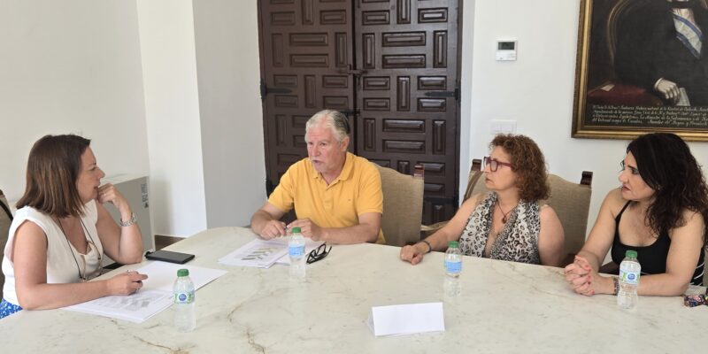 La concejala de Sanidad del Ayuntamiento de Orihuela, Irene Celdrán, ha mantenido una reunión de trabajo con el presidente de la Asociación de Celíacos de la Comunidad Valenciana (ACECOVA), Jesús Salinas Buendía