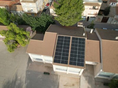 La instalación de placas solares permite a Rafal ahorrar 3.000 euros al mes de luz