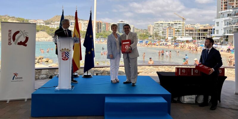 El concejal de Costa de Orihuela, Manuel Mestre, ha participado este viernes en el acto de entrega de las Banderas Qualitur 2025, celebrado en la Cala de Finestrat