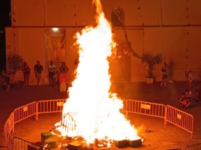 Los Montesinos vive una espectacular noche de San Juan con la "quemá" de tres hogueras