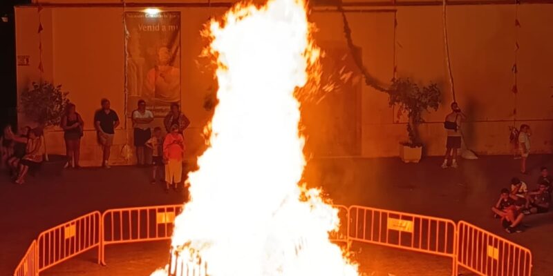 Los Montesinos vive una espectacular noche de San Juan con la "quemá" de tres hogueras