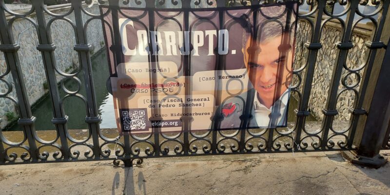 El alcalde de Orihuela ordena la retirada de carteles ofensivos contra Pedro Sánchez