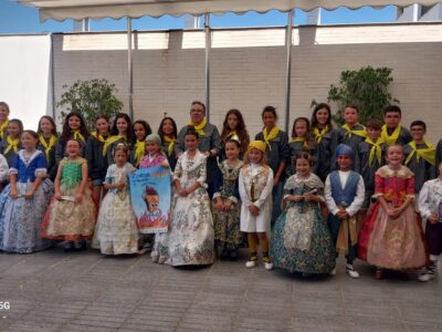 La tradición se ha hecho realidad en el colegio de la pedanía oriolana de Hurchillo al plantar la falla y quemarla como lo biene haciendo este centro desde hace 15 años
