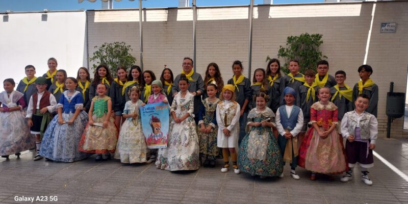 La tradición se ha hecho realidad en el colegio de la pedanía oriolana de Hurchillo al plantar la falla y quemarla como lo biene haciendo este centro desde hace 15 años