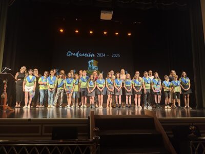 El futbolista Pedro Inglés ha sido el padrino del acto de graduación del Colegio de Hurchillo