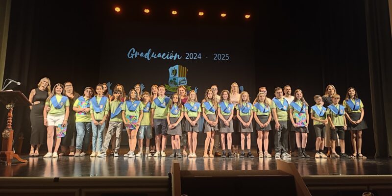 El futbolista Pedro Inglés ha sido el padrino del acto de graduación del Colegio de Hurchillo