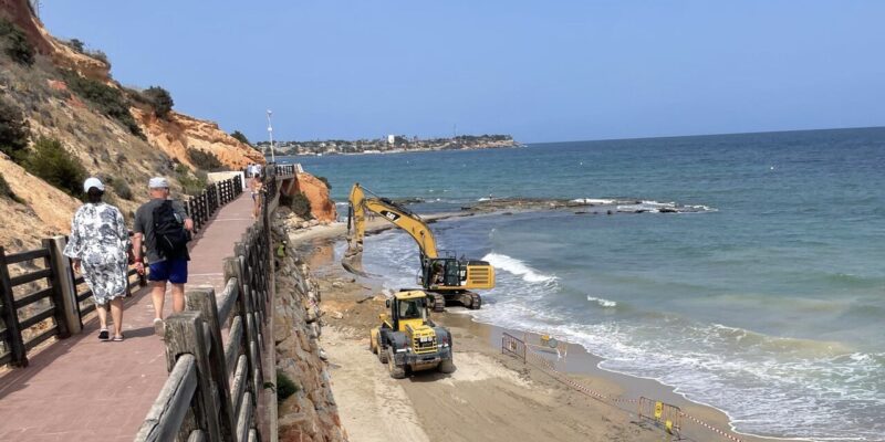 Finaliza la reparación del muro que une las playas de La Glea y Aguamarina en Orihuela