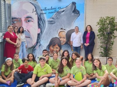 El colegio público de la pedanía oriolana de Hurchillo inaugura un mural dedicado a Félix Rodríguez de la Fuente cumpliendo con su compromiso de hace unos años cuando visitó el colegio su viuda, Marcelle Parmentier