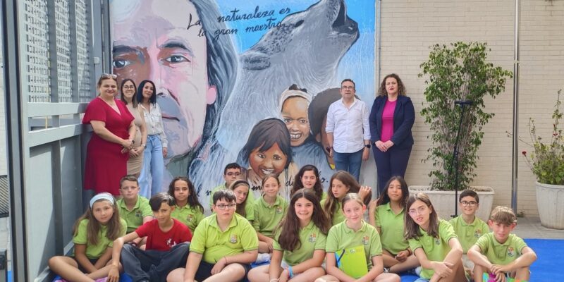 El colegio público de la pedanía oriolana de Hurchillo inaugura un mural dedicado a Félix Rodríguez de la Fuente cumpliendo con su compromiso de hace unos años cuando visitó el colegio su viuda, Marcelle Parmentier