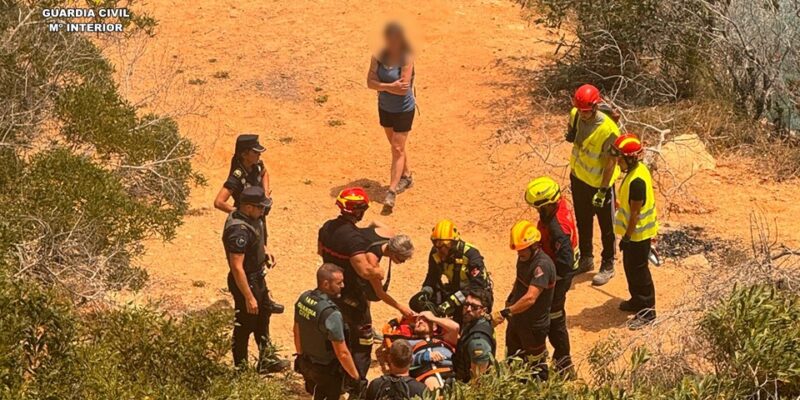 Rescatan a un ciudadano que cayó a una zona rocosa de difícil acceso en Cabo Roig