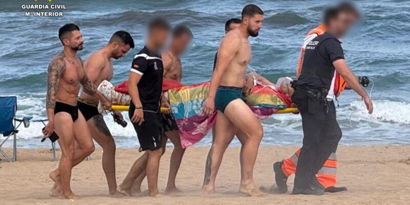 La Guardia Civil rescata a un bañista que se estaba ahogando en la playa de La Mata en Torrevieja