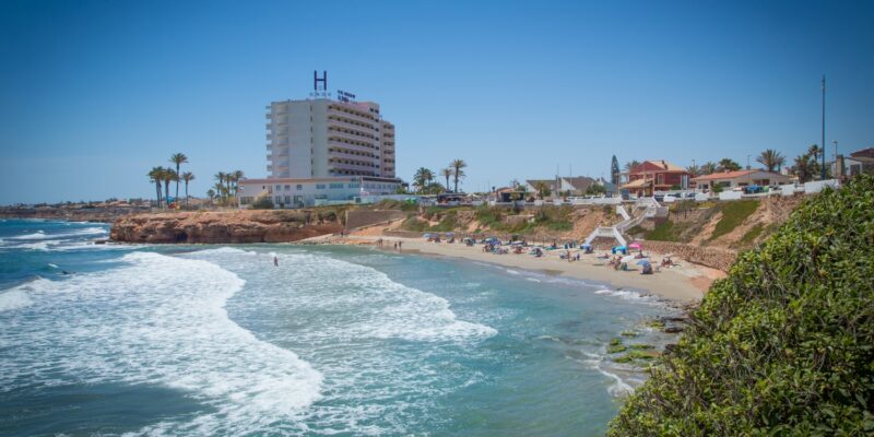 La Concejalía de Playas del Ayuntamiento de Orihuela informa del cierre temporal de la playa de Cala Cerrada, ubicada en la zona de La Zenia, tras haberse detectado niveles de contaminación en el agua según los últimos análisis realizados por la Conselleria de Medio Ambiente y Agua