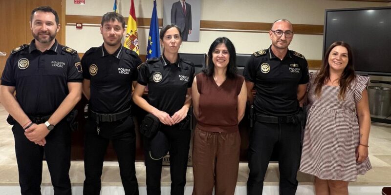 La Policía Local de Redován refuerza su plantilla con la incorporación de tres nuevos funcionarios de carrera. La alcaldesa, Nely Ruiz, anima a los agentes a trabajar “con entrega, respeto profesionalidad y cercanía” con los vecinos de Redován