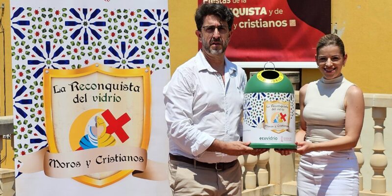 Orihuela y Ecovidrio fomentan el reciclado de vidrio durante los Moros y Cristianos