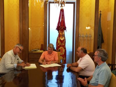 El Ayuntamiento de Orihuela, representado por el alcalde Pepe Vegara y acompañado por el concejal de Infraestructuras, Víctor Valverde, y el edil de Patrimonio, Matías Ruiz, ha firmado un convenio de colaboración con el presidente del Rotary Club de Orihuela, Dominique Giménez, para la donación de juegos infantiles y mobiliario urbano restaurado al Colegio de Educación Especial Antonio Sequeros