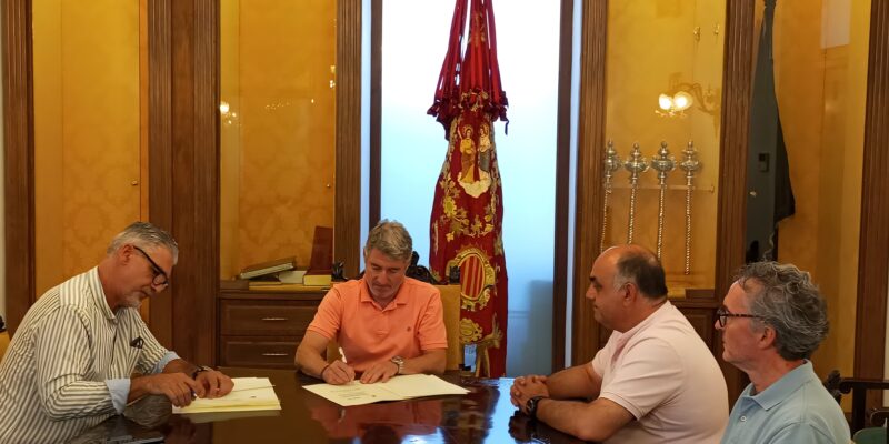 El Ayuntamiento de Orihuela, representado por el alcalde Pepe Vegara y acompañado por el concejal de Infraestructuras, Víctor Valverde, y el edil de Patrimonio, Matías Ruiz, ha firmado un convenio de colaboración con el presidente del Rotary Club de Orihuela, Dominique Giménez, para la donación de juegos infantiles y mobiliario urbano restaurado al Colegio de Educación Especial Antonio Sequeros