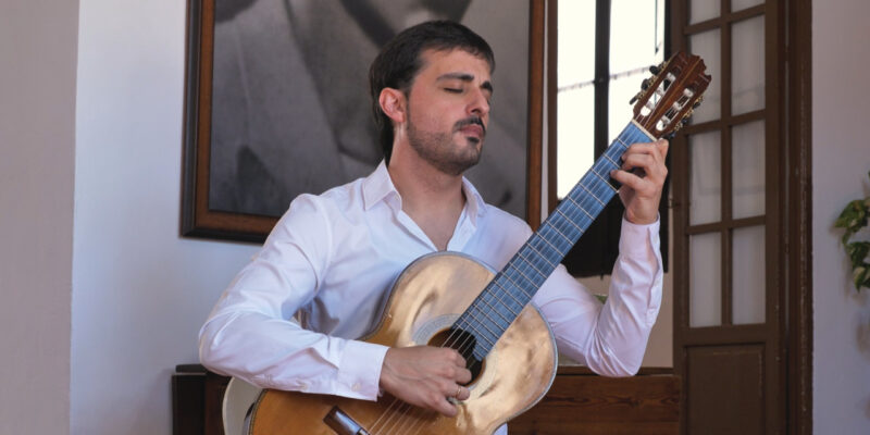 El músico oriolano Javier Llanes prepara el lanzamiento de su nuevo sencillo para guitarra clásica