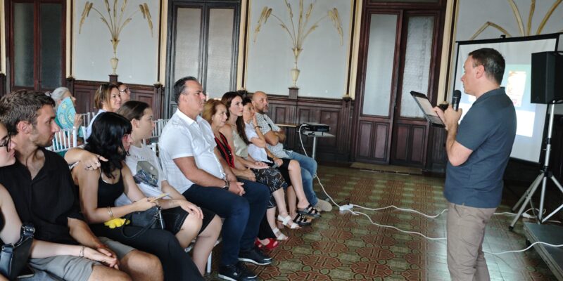 La Universidad de Alicante (UA) recorrió en el Casino de Torrevieja, la historia televisiva para dar a conocer la evolución de la representación de las personas LGTBIQ+ y concienciar sobre la diversidad