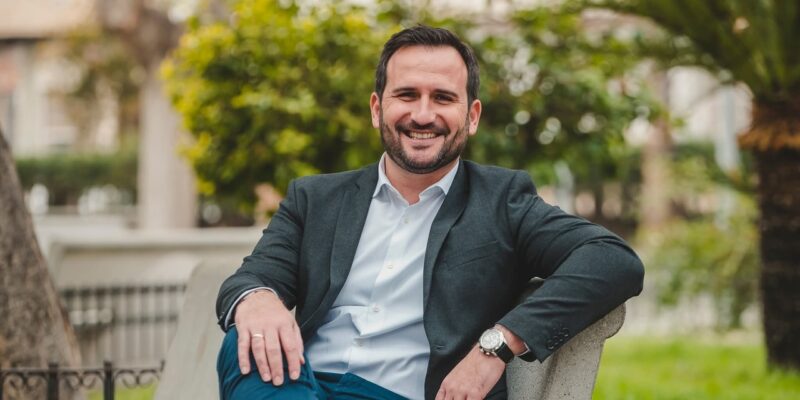 El profesor Manuel Martínez Sirvent, natural de Callosa de Segura y docente en el Seminario Diocesano San Miguel de Orihuela, ha sido nominado a los prestigiosos Premios EDUCA ABANCA 2025, considerados por muchos como los “Goya” de la educación en España