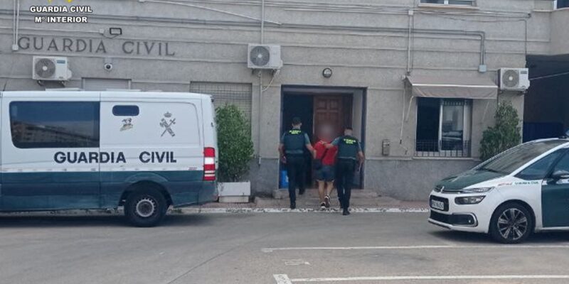 La Guardia Civil detiene un varón por grabar en el vestuario de un centro deportivo de Torrevieja. Dos mujeres denunciaron haber sido grabadas mientras se duchaban en el interior del gimnasio