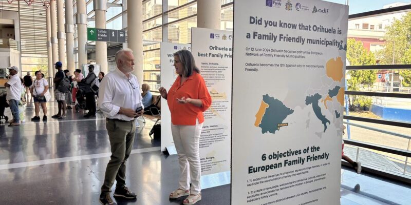 La concejalía de Familia de Orihuela presume de ser Ciudad Family-Friendly en la estación de tren Orihuela-Miguel Hernández, al acoger desde hoy y hasta el 14 de julio la exposición del Programa Estación Abierta Adif