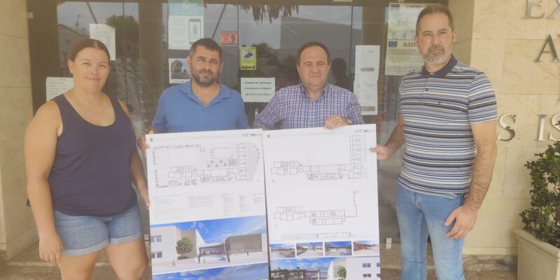 El Ayuntamiento de San Isidro aprobará en Pleno la modificación del proyecto de ampliación del Colegio. El cambio se debe a la necesidad de cimentar a 4 metros de profundidad el nuevo edificio debido al mal estado del terreno que detectó el estudio geotécnico, y supone un incremento de algo más de un millón y medio de euros sobre el presupuesto inicial