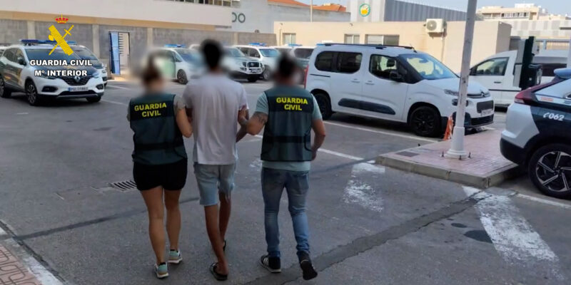 Detenido un joven acusado de apuñalar a una persona para robarle en Torrevieja. La víctima fue seguida desde un supermercado, donde había realizado unas compras, hasta su domicilio, donde fue apuñalada en un intento de robo de una cadena de oro y un teléfono móvil