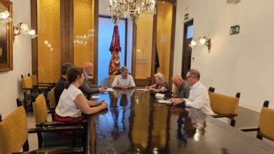 El Ayuntamiento de Orihuela ha formalizado ante notario la compra del Consultorio Médico de Correntías Medias, con el objetivo de llevar a cabo las actuaciones necesarias para renovar sus instalaciones y ofrecer un servicio sanitario en mejores condiciones a los vecinos de la pedanía.