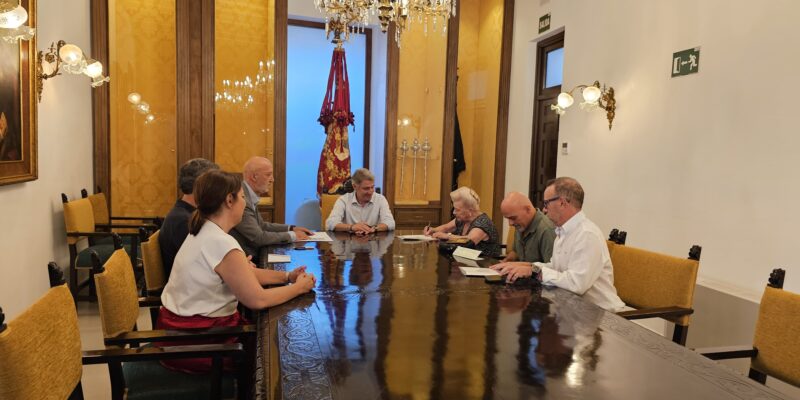 El Ayuntamiento de Orihuela ha formalizado ante notario la compra del Consultorio Médico de Correntías Medias, con el objetivo de llevar a cabo las actuaciones necesarias para renovar sus instalaciones y ofrecer un servicio sanitario en mejores condiciones a los vecinos de la pedanía.