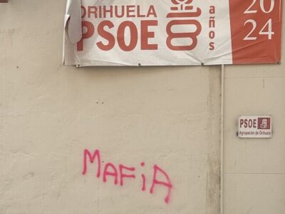 El PSOE de Orihuela denuncia que la fachada de su sede ha vuelto a ser objeto de un ataque vandálico tras aparecer pintada nuevamente con la palabra “mafia”. Se trata de la segunda ocasión en este verano en la que el local socialista sufre una agresión de este tipo