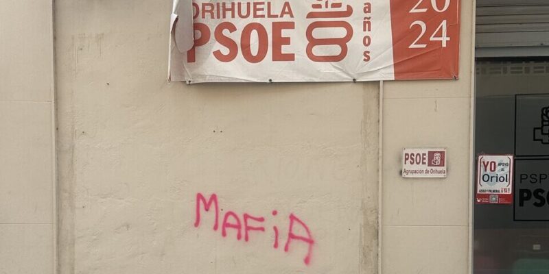 El PSOE de Orihuela denuncia que la fachada de su sede ha vuelto a ser objeto de un ataque vandálico tras aparecer pintada nuevamente con la palabra “mafia”. Se trata de la segunda ocasión en este verano en la que el local socialista sufre una agresión de este tipo