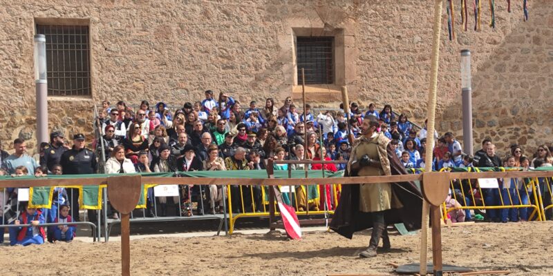 El Ayuntamiento de Orihuela ha aprobado la licitación para la organización del Mercado Medieval 2026, que se celebrará los días 30 y 31 de enero y 1 de febrero. El contrato, de carácter administrativo especial por procedimiento abierto, no supondrá gasto alguno para las arcas municipales, ya que la empresa adjudicataria asumirá íntegramente todos los costes que conlleva su celebración.