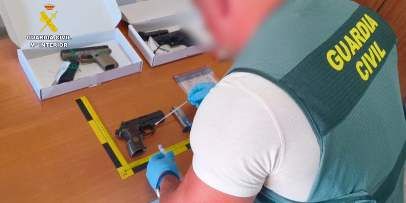  Agentes de la Guardia Civil y de la Policía Local de Torrevieja detuvieron a tres personas como presuntos autores del asesinato cometido en pleno casco urbano de Torrevieja, tras una persecución apenas unos minutos después de que sucedieran los hechos